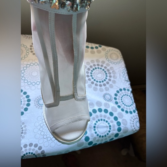 NEW- Karl Lagerfeld Elegant White Heeled Sandals with Crystal Embellishments - Picture 11 of 11